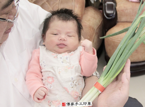 洪寶寶(新北樹林區到府嬰兒寶寶滿月剃頭理髮、免費到府嬰兒剃胎毛儀式吉祥話)。到府剃頭剃胎毛主持、專業拍照、DVD光碟、證書。★購買「臍帶章、肚臍章、胎毛筆刷印章」贈送：剃頭、收涎、抓周，三選一。2015.11.26 照片9
