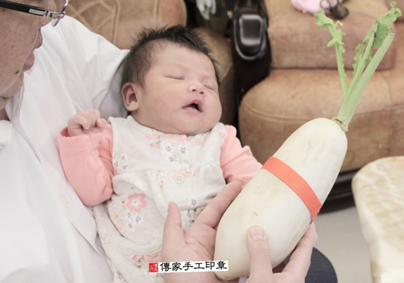 洪寶寶(新北樹林區到府嬰兒寶寶滿月剃頭理髮、免費到府嬰兒剃胎毛儀式吉祥話)。到府剃頭剃胎毛主持、專業拍照、DVD光碟、證書。★購買「臍帶章、肚臍章、胎毛筆刷印章」贈送：剃頭、收涎、抓周，三選一。2015.11.26 照片11