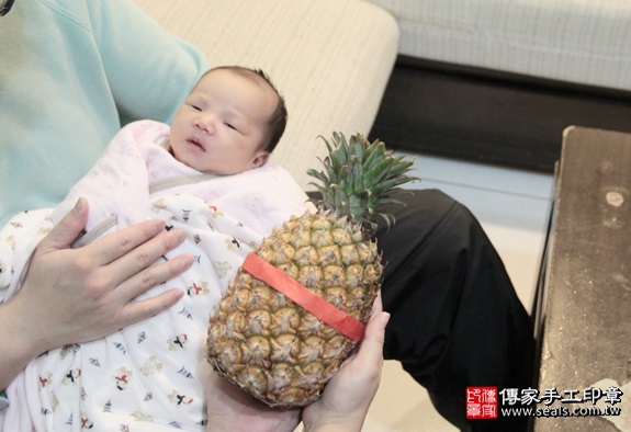 剃胎毛、滿月剃頭、嬰兒剃頭、嬰兒理髮、嬰兒剃髮、嬰兒剃胎毛、嬰兒滿月剃頭、寶寶剃頭、剃胎毛儀式、剃胎毛吉祥話、滿月剃頭儀式、滿月剃頭吉祥話、寶寶剃胎毛、寶寶滿月剃頭理髮、 新北淡水區剃胎毛、新北淡水區滿月剃頭、 新北淡水區嬰兒剃頭剃胎毛、新北淡水區嬰兒理髮、新北淡水區嬰兒剃髮、吳寶寶(新北淡水區到府嬰兒寶寶滿月剃頭理髮、免費到府嬰兒剃胎毛儀式吉祥話)。到府剃頭剃胎毛主持、專業拍照、DVD光碟、證書。★購買「臍帶章、肚臍章、胎毛筆刷印章」贈送：剃頭、收涎、抓周，三選一。2016.01.28 照片14