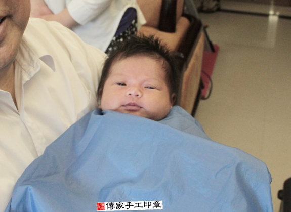 洪寶寶(新北樹林區到府嬰兒寶寶滿月剃頭理髮、免費到府嬰兒剃胎毛儀式吉祥話)。到府剃頭剃胎毛主持、專業拍照、DVD光碟、證書。★購買「臍帶章、肚臍章、胎毛筆刷印章」贈送：剃頭、收涎、抓周，三選一。2015.11.26 照片14