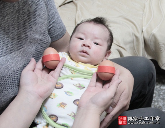 剃胎毛、滿月剃頭、嬰兒剃頭、嬰兒理髮、嬰兒剃髮、嬰兒剃胎毛、嬰兒滿月剃頭、寶寶剃頭、剃胎毛儀式、剃胎毛吉祥話、滿月剃頭儀式、滿月剃頭吉祥話、寶寶剃胎毛、寶寶滿月剃頭理髮、 新北三重區剃胎毛、新北三重區滿月剃頭、新北三重區嬰兒剃頭剃胎毛、新北三重區嬰兒理髮、新北三重區嬰兒剃髮、馬寶寶(新北三重區嬰兒寶寶滿月剃頭理髮、免費嬰兒剃胎毛儀式吉祥話)。中國風會場，爸媽寶貝免費穿「日中韓」古裝禮服。專業拍照、DVD光碟、證書。★購買「臍帶章、肚臍章、胎毛筆刷印章」贈送：剃頭、收涎、抓周，三選一。2015.12.18 照片3