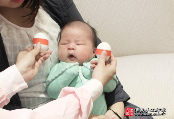 剃胎毛、滿月剃頭、嬰兒剃頭、嬰兒理髮、嬰兒剃髮、嬰兒剃胎毛、嬰兒滿月剃頭、寶寶剃頭、剃胎毛儀式、剃胎毛吉祥話、滿月剃頭儀式、滿月剃頭吉祥話、寶寶剃胎毛、寶寶滿月剃頭理髮、 新北三重區剃胎毛、新北三重區滿月剃頭、 新北三重區嬰兒剃頭剃胎毛、新北三重區嬰兒理髮、新北三重區嬰兒剃髮、陳寶寶(新北三重區到府嬰兒寶寶滿月剃頭理髮、免費到府嬰兒剃胎毛儀式吉祥話)。到府剃頭剃胎毛主持、專業拍照、DVD光碟、證書。★購買「臍帶章、肚臍章、胎毛筆刷印章」贈送：剃頭、收涎、抓周，三選一。2016.08.03  照片3