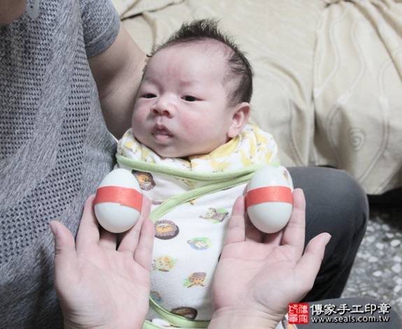 剃胎毛、滿月剃頭、嬰兒剃頭、嬰兒理髮、嬰兒剃髮、嬰兒剃胎毛、嬰兒滿月剃頭、寶寶剃頭、剃胎毛儀式、剃胎毛吉祥話、滿月剃頭儀式、滿月剃頭吉祥話、寶寶剃胎毛、寶寶滿月剃頭理髮、 新北三重區剃胎毛、新北三重區滿月剃頭、新北三重區嬰兒剃頭剃胎毛、新北三重區嬰兒理髮、新北三重區嬰兒剃髮、馬寶寶(新北三重區嬰兒寶寶滿月剃頭理髮、免費嬰兒剃胎毛儀式吉祥話)。中國風會場，爸媽寶貝免費穿「日中韓」古裝禮服。專業拍照、DVD光碟、證書。★購買「臍帶章、肚臍章、胎毛筆刷印章」贈送：剃頭、收涎、抓周，三選一。2015.12.18 照片4