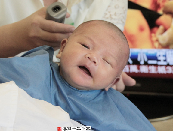 洪寶寶(新北樹林區到府嬰兒寶寶滿月剃頭理髮、免費到府嬰兒剃胎毛儀式吉祥話)。到府剃頭剃胎毛主持、專業拍照、DVD光碟、證書。★購買「臍帶章、肚臍章、胎毛筆刷印章」贈送：剃頭、收涎、抓周，三選一。2015.11.26 照片15