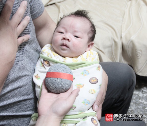 剃胎毛、滿月剃頭、嬰兒剃頭、嬰兒理髮、嬰兒剃髮、嬰兒剃胎毛、嬰兒滿月剃頭、寶寶剃頭、剃胎毛儀式、剃胎毛吉祥話、滿月剃頭儀式、滿月剃頭吉祥話、寶寶剃胎毛、寶寶滿月剃頭理髮、 新北三重區剃胎毛、新北三重區滿月剃頭、新北三重區嬰兒剃頭剃胎毛、新北三重區嬰兒理髮、新北三重區嬰兒剃髮、馬寶寶(新北三重區嬰兒寶寶滿月剃頭理髮、免費嬰兒剃胎毛儀式吉祥話)。中國風會場，爸媽寶貝免費穿「日中韓」古裝禮服。專業拍照、DVD光碟、證書。★購買「臍帶章、肚臍章、胎毛筆刷印章」贈送：剃頭、收涎、抓周，三選一。2015.12.18 照片5