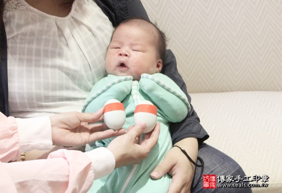 剃胎毛、滿月剃頭、嬰兒剃頭、嬰兒理髮、嬰兒剃髮、嬰兒剃胎毛、嬰兒滿月剃頭、寶寶剃頭、剃胎毛儀式、剃胎毛吉祥話、滿月剃頭儀式、滿月剃頭吉祥話、寶寶剃胎毛、寶寶滿月剃頭理髮、 新北三重區剃胎毛、新北三重區滿月剃頭、 新北三重區嬰兒剃頭剃胎毛、新北三重區嬰兒理髮、新北三重區嬰兒剃髮、陳寶寶(新北三重區到府嬰兒寶寶滿月剃頭理髮、免費到府嬰兒剃胎毛儀式吉祥話)。到府剃頭剃胎毛主持、專業拍照、DVD光碟、證書。★購買「臍帶章、肚臍章、胎毛筆刷印章」贈送：剃頭、收涎、抓周，三選一。2016.08.03  照片4