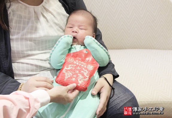剃胎毛、滿月剃頭、嬰兒剃頭、嬰兒理髮、嬰兒剃髮、嬰兒剃胎毛、嬰兒滿月剃頭、寶寶剃頭、剃胎毛儀式、剃胎毛吉祥話、滿月剃頭儀式、滿月剃頭吉祥話、寶寶剃胎毛、寶寶滿月剃頭理髮、 新北三重區剃胎毛、新北三重區滿月剃頭、 新北三重區嬰兒剃頭剃胎毛、新北三重區嬰兒理髮、新北三重區嬰兒剃髮、陳寶寶(新北三重區到府嬰兒寶寶滿月剃頭理髮、免費到府嬰兒剃胎毛儀式吉祥話)。到府剃頭剃胎毛主持、專業拍照、DVD光碟、證書。★購買「臍帶章、肚臍章、胎毛筆刷印章」贈送：剃頭、收涎、抓周，三選一。2016.08.03  照片6