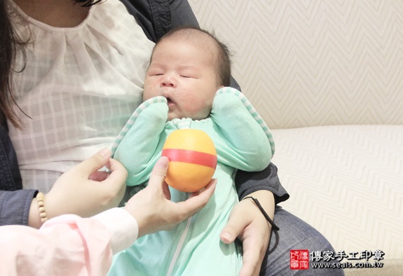 剃胎毛、滿月剃頭、嬰兒剃頭、嬰兒理髮、嬰兒剃髮、嬰兒剃胎毛、嬰兒滿月剃頭、寶寶剃頭、剃胎毛儀式、剃胎毛吉祥話、滿月剃頭儀式、滿月剃頭吉祥話、寶寶剃胎毛、寶寶滿月剃頭理髮、 新北三重區剃胎毛、新北三重區滿月剃頭、 新北三重區嬰兒剃頭剃胎毛、新北三重區嬰兒理髮、新北三重區嬰兒剃髮、陳寶寶(新北三重區到府嬰兒寶寶滿月剃頭理髮、免費到府嬰兒剃胎毛儀式吉祥話)。到府剃頭剃胎毛主持、專業拍照、DVD光碟、證書。★購買「臍帶章、肚臍章、胎毛筆刷印章」贈送：剃頭、收涎、抓周，三選一。2016.08.03  照片7