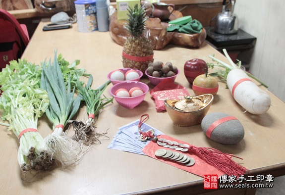 剃胎毛、滿月剃頭、嬰兒剃頭、嬰兒理髮、嬰兒剃髮、嬰兒剃胎毛、嬰兒滿月剃頭、寶寶剃頭、剃胎毛儀式、剃胎毛吉祥話、滿月剃頭儀式、滿月剃頭吉祥話、寶寶剃胎毛、寶寶滿月剃頭理髮、 新北土城區剃胎毛、新北土城區滿月剃頭、 新北土城區嬰兒剃頭剃胎毛、新北土城區嬰兒理髮、新北土城區嬰兒剃髮、賴寶寶(新北土城區到府嬰兒寶寶滿月剃頭理髮、免費到府嬰兒剃胎毛儀式吉祥話)。到府剃頭剃胎毛主持、專業拍照、DVD光碟、證書。★購買「臍帶章、肚臍章、胎毛筆刷印章」贈送：剃頭、收涎、抓周，三選一。2016.01.29 照片1