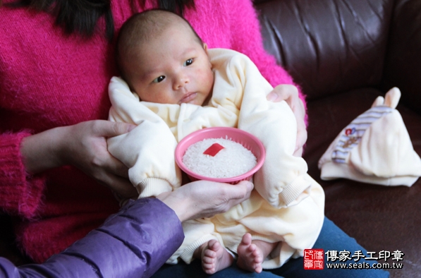 剃胎毛、滿月剃頭、嬰兒剃頭、嬰兒理髮、嬰兒剃髮、嬰兒剃胎毛、嬰兒滿月剃頭、寶寶剃頭、剃胎毛儀式、剃胎毛吉祥話、滿月剃頭儀式、滿月剃頭吉祥話、寶寶剃胎毛、寶寶滿月剃頭理髮、 新北板橋區剃胎毛、新北板橋區滿月剃頭、 新北板橋區嬰兒剃頭剃胎毛、新北板橋區嬰兒理髮、新北板橋區嬰兒剃髮、陳寶寶(新北板橋區到府嬰兒寶寶滿月剃頭理髮、免費到府嬰兒剃胎毛儀式吉祥話)。到府剃頭剃胎毛主持、專業拍照、DVD光碟、證書。★購買「臍帶章、肚臍章、胎毛筆刷印章」贈送：剃頭、收涎、抓周，三選一。2016.02.21 照片6