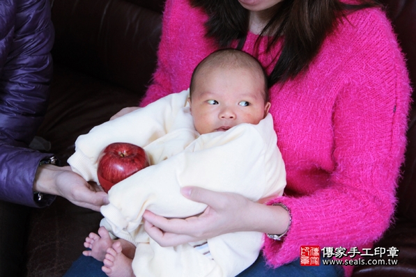 剃胎毛、滿月剃頭、嬰兒剃頭、嬰兒理髮、嬰兒剃髮、嬰兒剃胎毛、嬰兒滿月剃頭、寶寶剃頭、剃胎毛儀式、剃胎毛吉祥話、滿月剃頭儀式、滿月剃頭吉祥話、寶寶剃胎毛、寶寶滿月剃頭理髮、 新北板橋區剃胎毛、新北板橋區滿月剃頭、 新北板橋區嬰兒剃頭剃胎毛、新北板橋區嬰兒理髮、新北板橋區嬰兒剃髮、陳寶寶(新北板橋區到府嬰兒寶寶滿月剃頭理髮、免費到府嬰兒剃胎毛儀式吉祥話)。到府剃頭剃胎毛主持、專業拍照、DVD光碟、證書。★購買「臍帶章、肚臍章、胎毛筆刷印章」贈送：剃頭、收涎、抓周，三選一。2016.02.21 照片7