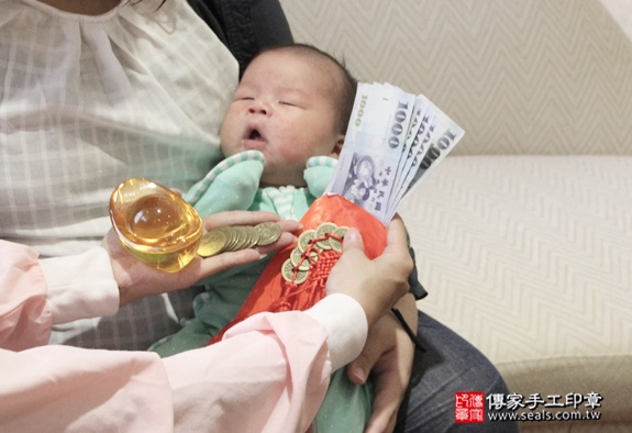 剃胎毛、滿月剃頭、嬰兒剃頭、嬰兒理髮、嬰兒剃髮、嬰兒剃胎毛、嬰兒滿月剃頭、寶寶剃頭、剃胎毛儀式、剃胎毛吉祥話、滿月剃頭儀式、滿月剃頭吉祥話、寶寶剃胎毛、寶寶滿月剃頭理髮、 新北三重區剃胎毛、新北三重區滿月剃頭、 新北三重區嬰兒剃頭剃胎毛、新北三重區嬰兒理髮、新北三重區嬰兒剃髮、陳寶寶(新北三重區到府嬰兒寶寶滿月剃頭理髮、免費到府嬰兒剃胎毛儀式吉祥話)。到府剃頭剃胎毛主持、專業拍照、DVD光碟、證書。★購買「臍帶章、肚臍章、胎毛筆刷印章」贈送：剃頭、收涎、抓周，三選一。2016.08.03  照片13