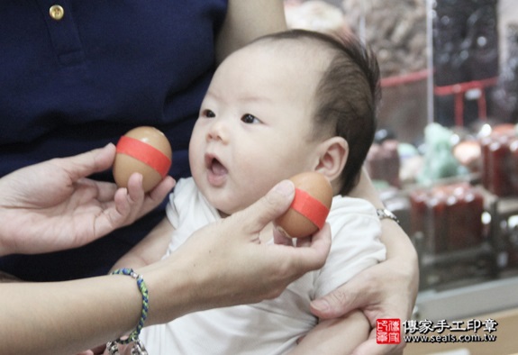 剃胎毛、滿月剃頭、嬰兒剃頭、嬰兒理髮、嬰兒剃髮、嬰兒剃胎毛、嬰兒滿月剃頭、寶寶剃頭、剃胎毛儀式、剃胎毛吉祥話、滿月剃頭儀式、滿月剃頭吉祥話、寶寶剃胎毛、寶寶滿月剃頭理髮、新北永和區剃胎毛、新北永和區滿月剃頭、新北永和區嬰兒剃頭剃胎毛、新北永和區嬰兒理髮、新北永和區嬰兒剃髮、康寶寶(新北永和區嬰兒寶寶滿月剃頭理髮、免費嬰兒剃胎毛儀式吉祥話)。中國風會場，爸媽寶貝免費穿「日中韓」古裝禮服。專業拍照、DVD光碟、證書。★購買「臍帶章、肚臍章、胎毛筆刷印章」贈送：剃頭、收涎、抓周，三選一。2016.08.08  照片3