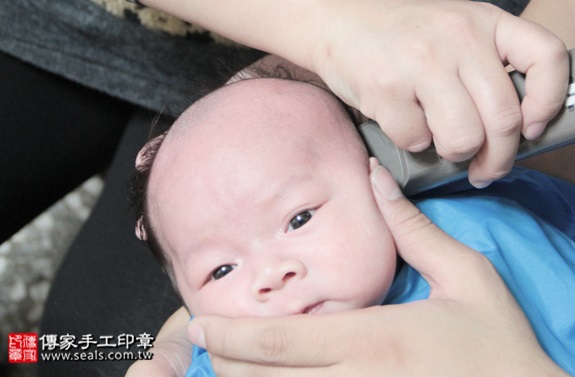 剃胎毛、滿月剃頭、嬰兒剃頭、嬰兒理髮、嬰兒剃髮、嬰兒剃胎毛、嬰兒滿月剃頭、寶寶剃頭、剃胎毛儀式、剃胎毛吉祥話、滿月剃頭儀式、滿月剃頭吉祥話、寶寶剃胎毛、寶寶滿月剃頭理髮、 新北三重區剃胎毛、新北三重區滿月剃頭、新北三重區嬰兒剃頭剃胎毛、新北三重區嬰兒理髮、新北三重區嬰兒剃髮、馬寶寶(新北三重區嬰兒寶寶滿月剃頭理髮、免費嬰兒剃胎毛儀式吉祥話)。中國風會場，爸媽寶貝免費穿「日中韓」古裝禮服。專業拍照、DVD光碟、證書。★購買「臍帶章、肚臍章、胎毛筆刷印章」贈送：剃頭、收涎、抓周，三選一。2015.12.18 照片16