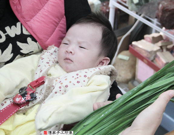 廖寶寶(新北永和區嬰兒寶寶滿月剃頭理髮、免費嬰兒剃胎毛儀式吉祥話)。中國風會場，爸媽寶貝免費穿「日中韓」古裝禮服。專業拍照、DVD光碟、證書。★購買「臍帶章、肚臍章、胎毛筆刷印章」贈送：剃頭、收涎、抓周，三選一。 2015.11.27 照片12