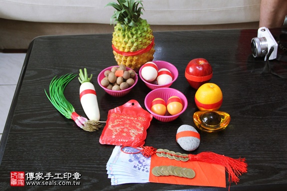 剃胎毛、滿月剃頭、嬰兒剃頭、嬰兒理髮、嬰兒剃髮、嬰兒剃胎毛、嬰兒滿月剃頭、寶寶剃頭、剃胎毛儀式、剃胎毛吉祥話、滿月剃頭儀式、滿月剃頭吉祥話、寶寶剃胎毛、寶寶滿月剃頭理髮、 新北新店區剃胎毛、新北新店區滿月剃頭、 新北新店區嬰兒剃頭剃胎毛、新北新店區嬰兒理髮、新北新店區嬰兒剃髮、林寶寶(新北新店區到府嬰兒寶寶滿月剃頭理髮、免費到府嬰兒剃胎毛儀式吉祥話)。到府剃頭剃胎毛主持、專業拍照、DVD光碟、證書。★購買「臍帶章、肚臍章、胎毛筆刷印章」贈送：剃頭、收涎、抓周，三選一。2016.07.23  照片1