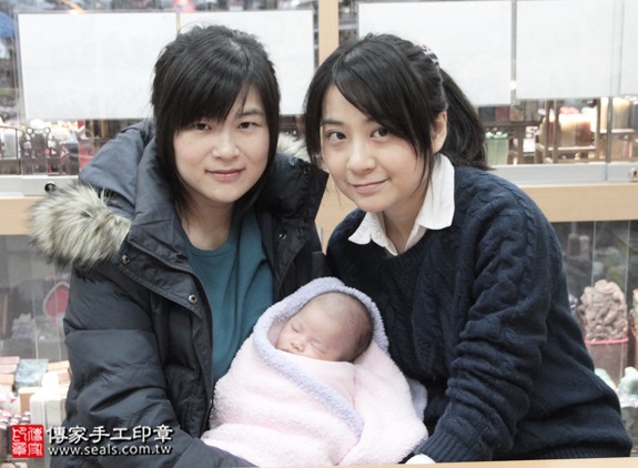 剃胎毛、滿月剃頭、嬰兒剃頭、嬰兒理髮、嬰兒剃髮、嬰兒剃胎毛、嬰兒滿月剃頭、寶寶剃頭、剃胎毛儀式、剃胎毛吉祥話、滿月剃頭儀式、滿月剃頭吉祥話、寶寶剃胎毛、寶寶滿月剃頭理髮、新北永和區剃胎毛、新北永和區滿月剃頭、新北永和區嬰兒剃頭剃胎毛、新北永和區嬰兒理髮、新北永和區嬰兒剃髮、呂寶寶(新北永和區嬰兒寶寶滿月剃頭理髮、免費嬰兒剃胎毛儀式吉祥話)。中國風會場，爸媽寶貝免費穿「日中韓」古裝禮服。專業拍照、DVD光碟、證書。★購買「臍帶章、肚臍章、胎毛筆刷印章」贈送：剃頭、收涎、抓周，三選一。2015.12.18 照片2