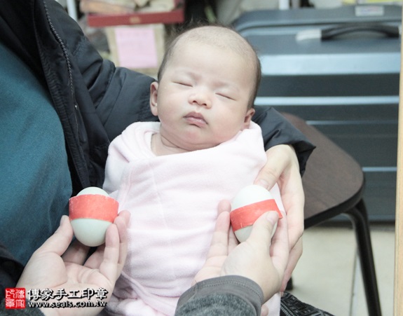 剃胎毛、滿月剃頭、嬰兒剃頭、嬰兒理髮、嬰兒剃髮、嬰兒剃胎毛、嬰兒滿月剃頭、寶寶剃頭、剃胎毛儀式、剃胎毛吉祥話、滿月剃頭儀式、滿月剃頭吉祥話、寶寶剃胎毛、寶寶滿月剃頭理髮、新北永和區剃胎毛、新北永和區滿月剃頭、新北永和區嬰兒剃頭剃胎毛、新北永和區嬰兒理髮、新北永和區嬰兒剃髮、呂寶寶(新北永和區嬰兒寶寶滿月剃頭理髮、免費嬰兒剃胎毛儀式吉祥話)。中國風會場，爸媽寶貝免費穿「日中韓」古裝禮服。專業拍照、DVD光碟、證書。★購買「臍帶章、肚臍章、胎毛筆刷印章」贈送：剃頭、收涎、抓周，三選一。2015.12.18 照片4