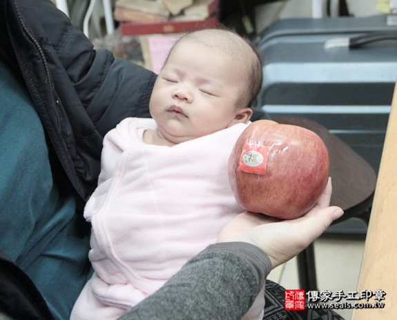 剃胎毛、滿月剃頭、嬰兒剃頭、嬰兒理髮、嬰兒剃髮、嬰兒剃胎毛、嬰兒滿月剃頭、寶寶剃頭、剃胎毛儀式、剃胎毛吉祥話、滿月剃頭儀式、滿月剃頭吉祥話、寶寶剃胎毛、寶寶滿月剃頭理髮、新北永和區剃胎毛、新北永和區滿月剃頭、新北永和區嬰兒剃頭剃胎毛、新北永和區嬰兒理髮、新北永和區嬰兒剃髮、呂寶寶(新北永和區嬰兒寶寶滿月剃頭理髮、免費嬰兒剃胎毛儀式吉祥話)。中國風會場，爸媽寶貝免費穿「日中韓」古裝禮服。專業拍照、DVD光碟、證書。★購買「臍帶章、肚臍章、胎毛筆刷印章」贈送：剃頭、收涎、抓周，三選一。2015.12.18 照片8