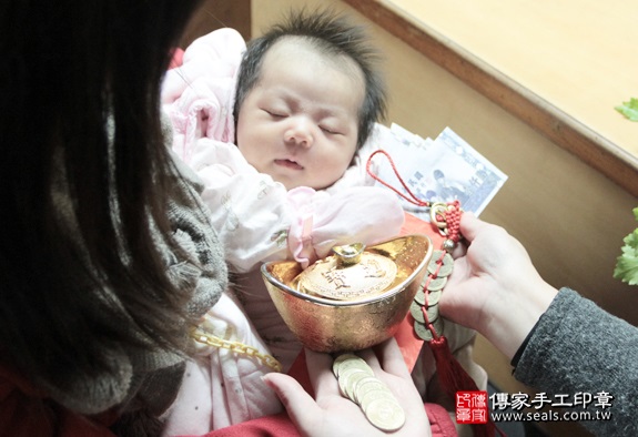 剃胎毛、滿月剃頭、嬰兒剃頭、嬰兒理髮、嬰兒剃髮、嬰兒剃胎毛、嬰兒滿月剃頭、寶寶剃頭、剃胎毛儀式、剃胎毛吉祥話、滿月剃頭儀式、滿月剃頭吉祥話、寶寶剃胎毛、寶寶滿月剃頭理髮、 新北土城區剃胎毛、新北土城區滿月剃頭、 新北土城區嬰兒剃頭剃胎毛、新北土城區嬰兒理髮、新北土城區嬰兒剃髮、賴寶寶(新北土城區到府嬰兒寶寶滿月剃頭理髮、免費到府嬰兒剃胎毛儀式吉祥話)。到府剃頭剃胎毛主持、專業拍照、DVD光碟、證書。★購買「臍帶章、肚臍章、胎毛筆刷印章」贈送：剃頭、收涎、抓周，三選一。2016.01.29 照片12