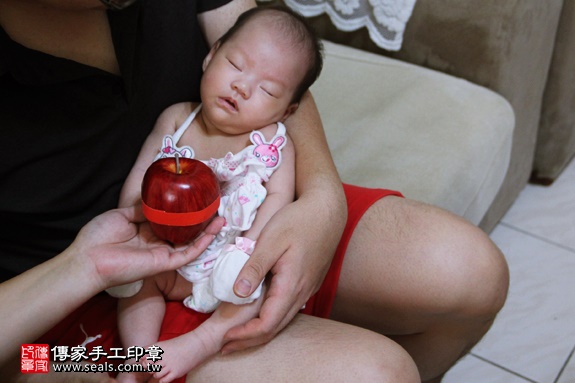 剃胎毛、滿月剃頭、嬰兒剃頭、嬰兒理髮、嬰兒剃髮、嬰兒剃胎毛、嬰兒滿月剃頭、寶寶剃頭、剃胎毛儀式、剃胎毛吉祥話、滿月剃頭儀式、滿月剃頭吉祥話、寶寶剃胎毛、寶寶滿月剃頭理髮、 新北新店區剃胎毛、新北新店區滿月剃頭、 新北新店區嬰兒剃頭剃胎毛、新北新店區嬰兒理髮、新北新店區嬰兒剃髮、林寶寶(新北新店區到府嬰兒寶寶滿月剃頭理髮、免費到府嬰兒剃胎毛儀式吉祥話)。到府剃頭剃胎毛主持、專業拍照、DVD光碟、證書。★購買「臍帶章、肚臍章、胎毛筆刷印章」贈送：剃頭、收涎、抓周，三選一。2016.07.23  照片8