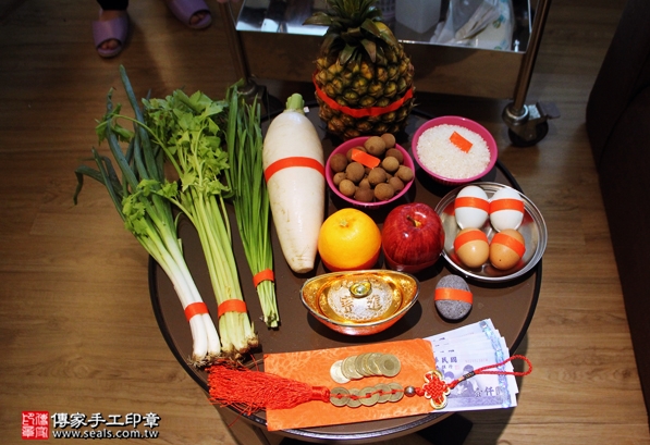 剃胎毛、滿月剃頭、嬰兒剃頭、嬰兒理髮、嬰兒剃髮、嬰兒剃胎毛、嬰兒滿月剃頭、寶寶剃頭、剃胎毛儀式、剃胎毛吉祥話、滿月剃頭儀式、滿月剃頭吉祥話、寶寶剃胎毛、寶寶滿月剃頭理髮、 台北中山區剃胎毛、台北中山區滿月剃頭、 台北中山區嬰兒剃頭剃胎毛、台北中山區嬰兒理髮、台北中山區嬰兒剃髮、曾寶寶(台北中山區到府嬰兒寶寶滿月剃頭理髮、免費到府嬰兒剃胎毛儀式吉祥話)。到府剃頭剃胎毛主持、專業拍照、DVD光碟、證書。★購買「臍帶章、肚臍章、胎毛筆刷印章」贈送：剃頭、收涎、抓周，三選一。2016.05.19  照片1