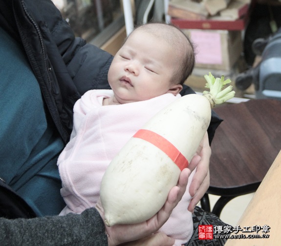剃胎毛、滿月剃頭、嬰兒剃頭、嬰兒理髮、嬰兒剃髮、嬰兒剃胎毛、嬰兒滿月剃頭、寶寶剃頭、剃胎毛儀式、剃胎毛吉祥話、滿月剃頭儀式、滿月剃頭吉祥話、寶寶剃胎毛、寶寶滿月剃頭理髮、新北永和區剃胎毛、新北永和區滿月剃頭、新北永和區嬰兒剃頭剃胎毛、新北永和區嬰兒理髮、新北永和區嬰兒剃髮、呂寶寶(新北永和區嬰兒寶寶滿月剃頭理髮、免費嬰兒剃胎毛儀式吉祥話)。中國風會場，爸媽寶貝免費穿「日中韓」古裝禮服。專業拍照、DVD光碟、證書。★購買「臍帶章、肚臍章、胎毛筆刷印章」贈送：剃頭、收涎、抓周，三選一。2015.12.18 照片13