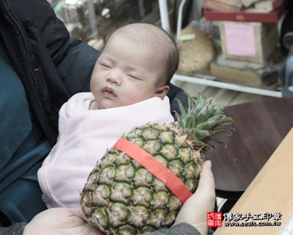 剃胎毛、滿月剃頭、嬰兒剃頭、嬰兒理髮、嬰兒剃髮、嬰兒剃胎毛、嬰兒滿月剃頭、寶寶剃頭、剃胎毛儀式、剃胎毛吉祥話、滿月剃頭儀式、滿月剃頭吉祥話、寶寶剃胎毛、寶寶滿月剃頭理髮、新北永和區剃胎毛、新北永和區滿月剃頭、新北永和區嬰兒剃頭剃胎毛、新北永和區嬰兒理髮、新北永和區嬰兒剃髮、呂寶寶(新北永和區嬰兒寶寶滿月剃頭理髮、免費嬰兒剃胎毛儀式吉祥話)。中國風會場，爸媽寶貝免費穿「日中韓」古裝禮服。專業拍照、DVD光碟、證書。★購買「臍帶章、肚臍章、胎毛筆刷印章」贈送：剃頭、收涎、抓周，三選一。2015.12.18 照片14