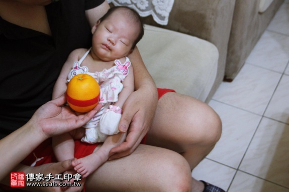 剃胎毛、滿月剃頭、嬰兒剃頭、嬰兒理髮、嬰兒剃髮、嬰兒剃胎毛、嬰兒滿月剃頭、寶寶剃頭、剃胎毛儀式、剃胎毛吉祥話、滿月剃頭儀式、滿月剃頭吉祥話、寶寶剃胎毛、寶寶滿月剃頭理髮、 新北新店區剃胎毛、新北新店區滿月剃頭、 新北新店區嬰兒剃頭剃胎毛、新北新店區嬰兒理髮、新北新店區嬰兒剃髮、林寶寶(新北新店區到府嬰兒寶寶滿月剃頭理髮、免費到府嬰兒剃胎毛儀式吉祥話)。到府剃頭剃胎毛主持、專業拍照、DVD光碟、證書。★購買「臍帶章、肚臍章、胎毛筆刷印章」贈送：剃頭、收涎、抓周，三選一。2016.07.23  照片9
