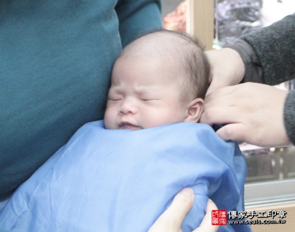剃胎毛、滿月剃頭、嬰兒剃頭、嬰兒理髮、嬰兒剃髮、嬰兒剃胎毛、嬰兒滿月剃頭、寶寶剃頭、剃胎毛儀式、剃胎毛吉祥話、滿月剃頭儀式、滿月剃頭吉祥話、寶寶剃胎毛、寶寶滿月剃頭理髮、新北永和區剃胎毛、新北永和區滿月剃頭、新北永和區嬰兒剃頭剃胎毛、新北永和區嬰兒理髮、新北永和區嬰兒剃髮、呂寶寶(新北永和區嬰兒寶寶滿月剃頭理髮、免費嬰兒剃胎毛儀式吉祥話)。中國風會場，爸媽寶貝免費穿「日中韓」古裝禮服。專業拍照、DVD光碟、證書。★購買「臍帶章、肚臍章、胎毛筆刷印章」贈送：剃頭、收涎、抓周，三選一。2015.12.18 照片16