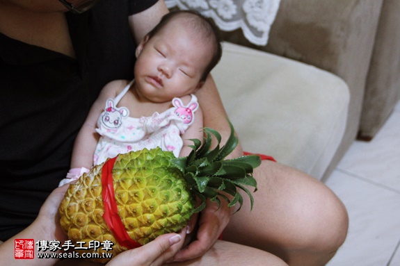 剃胎毛、滿月剃頭、嬰兒剃頭、嬰兒理髮、嬰兒剃髮、嬰兒剃胎毛、嬰兒滿月剃頭、寶寶剃頭、剃胎毛儀式、剃胎毛吉祥話、滿月剃頭儀式、滿月剃頭吉祥話、寶寶剃胎毛、寶寶滿月剃頭理髮、 新北新店區剃胎毛、新北新店區滿月剃頭、 新北新店區嬰兒剃頭剃胎毛、新北新店區嬰兒理髮、新北新店區嬰兒剃髮、林寶寶(新北新店區到府嬰兒寶寶滿月剃頭理髮、免費到府嬰兒剃胎毛儀式吉祥話)。到府剃頭剃胎毛主持、專業拍照、DVD光碟、證書。★購買「臍帶章、肚臍章、胎毛筆刷印章」贈送：剃頭、收涎、抓周，三選一。2016.07.23  照片12