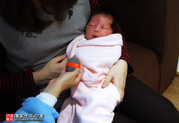 剃胎毛、滿月剃頭、嬰兒剃頭、嬰兒理髮、嬰兒剃髮、嬰兒剃胎毛、嬰兒滿月剃頭、寶寶剃頭、剃胎毛儀式、剃胎毛吉祥話、滿月剃頭儀式、滿月剃頭吉祥話、寶寶剃胎毛、寶寶滿月剃頭理髮、 台北中山區剃胎毛、台北中山區滿月剃頭、 台北中山區嬰兒剃頭剃胎毛、台北中山區嬰兒理髮、台北中山區嬰兒剃髮、曾寶寶(台北中山區到府嬰兒寶寶滿月剃頭理髮、免費到府嬰兒剃胎毛儀式吉祥話)。到府剃頭剃胎毛主持、專業拍照、DVD光碟、證書。★購買「臍帶章、肚臍章、胎毛筆刷印章」贈送：剃頭、收涎、抓周，三選一。2016.05.19  照片5