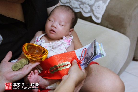 剃胎毛、滿月剃頭、嬰兒剃頭、嬰兒理髮、嬰兒剃髮、嬰兒剃胎毛、嬰兒滿月剃頭、寶寶剃頭、剃胎毛儀式、剃胎毛吉祥話、滿月剃頭儀式、滿月剃頭吉祥話、寶寶剃胎毛、寶寶滿月剃頭理髮、 新北新店區剃胎毛、新北新店區滿月剃頭、 新北新店區嬰兒剃頭剃胎毛、新北新店區嬰兒理髮、新北新店區嬰兒剃髮、林寶寶(新北新店區到府嬰兒寶寶滿月剃頭理髮、免費到府嬰兒剃胎毛儀式吉祥話)。到府剃頭剃胎毛主持、專業拍照、DVD光碟、證書。★購買「臍帶章、肚臍章、胎毛筆刷印章」贈送：剃頭、收涎、抓周，三選一。2016.07.23  照片13
