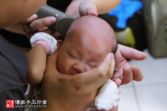 剃胎毛、滿月剃頭、嬰兒剃頭、嬰兒理髮、嬰兒剃髮、嬰兒剃胎毛、嬰兒滿月剃頭、寶寶剃頭、剃胎毛儀式、剃胎毛吉祥話、滿月剃頭儀式、滿月剃頭吉祥話、寶寶剃胎毛、寶寶滿月剃頭理髮、 新北新店區剃胎毛、新北新店區滿月剃頭、 新北新店區嬰兒剃頭剃胎毛、新北新店區嬰兒理髮、新北新店區嬰兒剃髮、林寶寶(新北新店區到府嬰兒寶寶滿月剃頭理髮、免費到府嬰兒剃胎毛儀式吉祥話)。到府剃頭剃胎毛主持、專業拍照、DVD光碟、證書。★購買「臍帶章、肚臍章、胎毛筆刷印章」贈送：剃頭、收涎、抓周，三選一。2016.07.23  照片15