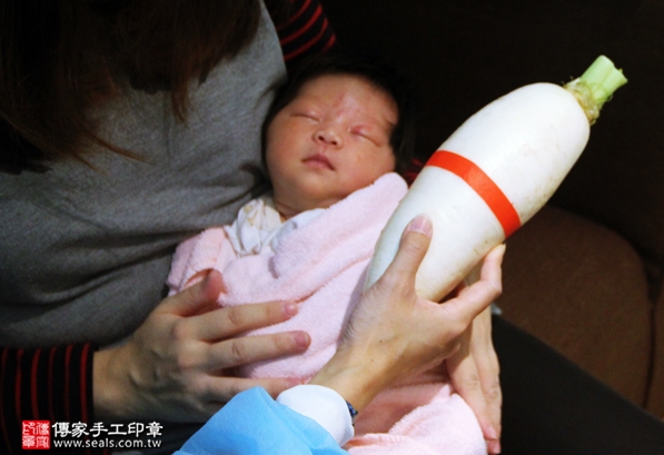 剃胎毛、滿月剃頭、嬰兒剃頭、嬰兒理髮、嬰兒剃髮、嬰兒剃胎毛、嬰兒滿月剃頭、寶寶剃頭、剃胎毛儀式、剃胎毛吉祥話、滿月剃頭儀式、滿月剃頭吉祥話、寶寶剃胎毛、寶寶滿月剃頭理髮、 台北中山區剃胎毛、台北中山區滿月剃頭、 台北中山區嬰兒剃頭剃胎毛、台北中山區嬰兒理髮、台北中山區嬰兒剃髮、曾寶寶(台北中山區到府嬰兒寶寶滿月剃頭理髮、免費到府嬰兒剃胎毛儀式吉祥話)。到府剃頭剃胎毛主持、專業拍照、DVD光碟、證書。★購買「臍帶章、肚臍章、胎毛筆刷印章」贈送：剃頭、收涎、抓周，三選一。2016.05.19  照片13