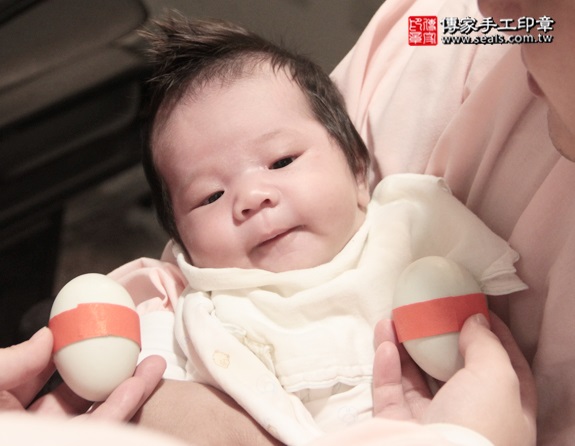剃胎毛、滿月剃頭、嬰兒剃頭、嬰兒理髮、嬰兒剃髮、嬰兒剃胎毛、嬰兒滿月剃頭、寶寶剃頭、剃胎毛儀式、剃胎毛吉祥話、滿月剃頭儀式、滿月剃頭吉祥話、寶寶剃胎毛、寶寶滿月剃頭理髮、 新北板橋區剃胎毛、新北板橋區滿月剃頭、 新北板橋區嬰兒剃頭剃胎毛、新北板橋區嬰兒理髮、新北板橋區嬰兒剃髮、陳寶寶(新北板橋區到府嬰兒寶寶滿月剃頭理髮、免費到府嬰兒剃胎毛儀式吉祥話)。到府剃頭剃胎毛主持、專業拍照、DVD光碟、證書。★購買「臍帶章、肚臍章、胎毛筆刷印章」贈送：剃頭、收涎、抓周，三選一。2015.12.19 照片4