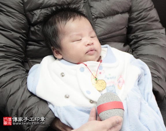 剃胎毛、滿月剃頭、嬰兒剃頭、嬰兒理髮、嬰兒剃髮、嬰兒剃胎毛、嬰兒滿月剃頭、寶寶剃頭、剃胎毛儀式、剃胎毛吉祥話、滿月剃頭儀式、滿月剃頭吉祥話、寶寶剃胎毛、寶寶滿月剃頭理髮、 新北三峽區剃胎毛、新北三峽區滿月剃頭、 新北三峽區嬰兒剃頭剃胎毛、新北三峽區嬰兒理髮、新北三峽區嬰兒剃髮、傅寶寶(新北三峽區到府嬰兒寶寶滿月剃頭理髮、免費到府嬰兒剃胎毛儀式吉祥話)。到府剃頭剃胎毛主持、專業拍照、DVD光碟、證書。★購買「臍帶章、肚臍章、胎毛筆刷印章」贈送：剃頭、收涎、抓周，三選一。2016.01.12 照片4