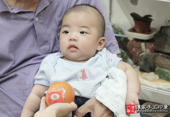 剃胎毛、滿月剃頭、嬰兒剃頭、嬰兒理髮、嬰兒剃髮、嬰兒剃胎毛、嬰兒滿月剃頭、寶寶剃頭、剃胎毛儀式、剃胎毛吉祥話、滿月剃頭儀式、滿月剃頭吉祥話、寶寶剃胎毛、寶寶滿月剃頭理髮、新北永和區剃胎毛、新北永和區滿月剃頭、新北永和區嬰兒剃頭剃胎毛、新北永和區嬰兒理髮、新北永和區嬰兒剃髮、蘇哥哥(新北永和區嬰兒寶寶滿月剃頭理髮、免費嬰兒剃胎毛儀式吉祥話)。中國風會場，爸媽寶貝免費穿「日中韓」古裝禮服。專業拍照、DVD光碟、證書。★購買「臍帶章、肚臍章、胎毛筆刷印章」贈送：剃頭、收涎、抓周，三選一。2016.04.29  照片9