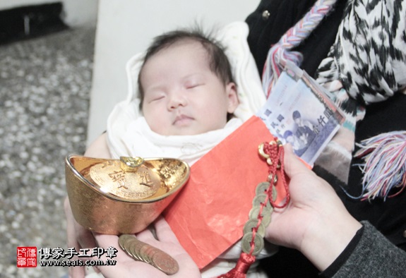 剃胎毛、滿月剃頭、嬰兒剃頭、嬰兒理髮、嬰兒剃髮、嬰兒剃胎毛、嬰兒滿月剃頭、寶寶剃頭、剃胎毛儀式、剃胎毛吉祥話、滿月剃頭儀式、滿月剃頭吉祥話、寶寶剃胎毛、寶寶滿月剃頭理髮、 台北南港區剃胎毛、台北南港區滿月剃頭、 台北南港區嬰兒剃頭剃胎毛、台北南港區嬰兒理髮、台北南港區嬰兒剃髮、張寶寶(台北南港區到府嬰兒寶寶滿月剃頭理髮、免費到府嬰兒剃胎毛儀式吉祥話)。到府剃頭剃胎毛主持、專業拍照、DVD光碟、證書。★購買「臍帶章、肚臍章、胎毛筆刷印章」贈送：剃頭、收涎、抓周，三選一。2016.01.29 照片11