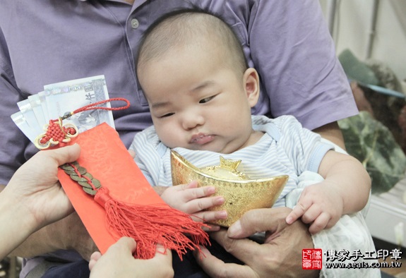 剃胎毛、滿月剃頭、嬰兒剃頭、嬰兒理髮、嬰兒剃髮、嬰兒剃胎毛、嬰兒滿月剃頭、寶寶剃頭、剃胎毛儀式、剃胎毛吉祥話、滿月剃頭儀式、滿月剃頭吉祥話、寶寶剃胎毛、寶寶滿月剃頭理髮、新北永和區剃胎毛、新北永和區滿月剃頭、新北永和區嬰兒剃頭剃胎毛、新北永和區嬰兒理髮、新北永和區嬰兒剃髮、蘇哥哥(新北永和區嬰兒寶寶滿月剃頭理髮、免費嬰兒剃胎毛儀式吉祥話)。中國風會場，爸媽寶貝免費穿「日中韓」古裝禮服。專業拍照、DVD光碟、證書。★購買「臍帶章、肚臍章、胎毛筆刷印章」贈送：剃頭、收涎、抓周，三選一。2016.04.29  照片14