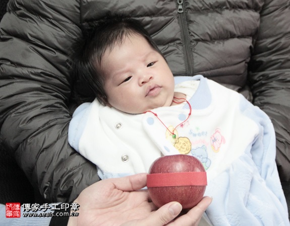剃胎毛、滿月剃頭、嬰兒剃頭、嬰兒理髮、嬰兒剃髮、嬰兒剃胎毛、嬰兒滿月剃頭、寶寶剃頭、剃胎毛儀式、剃胎毛吉祥話、滿月剃頭儀式、滿月剃頭吉祥話、寶寶剃胎毛、寶寶滿月剃頭理髮、 新北三峽區剃胎毛、新北三峽區滿月剃頭、 新北三峽區嬰兒剃頭剃胎毛、新北三峽區嬰兒理髮、新北三峽區嬰兒剃髮、傅寶寶(新北三峽區到府嬰兒寶寶滿月剃頭理髮、免費到府嬰兒剃胎毛儀式吉祥話)。到府剃頭剃胎毛主持、專業拍照、DVD光碟、證書。★購買「臍帶章、肚臍章、胎毛筆刷印章」贈送：剃頭、收涎、抓周，三選一。2016.01.12 照片7