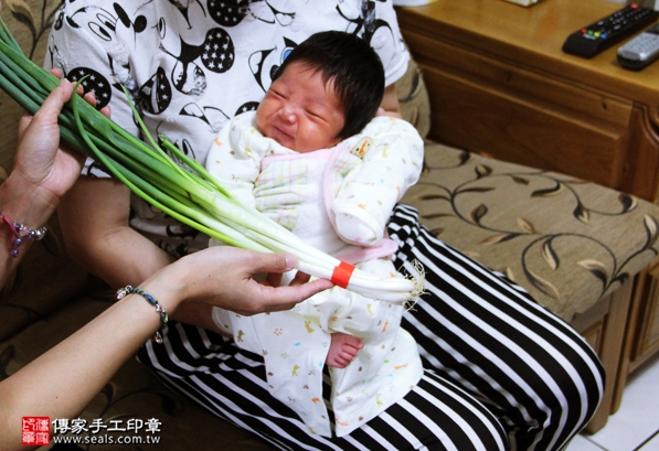 剃胎毛、滿月剃頭、嬰兒剃頭、嬰兒理髮、嬰兒剃髮、嬰兒剃胎毛、嬰兒滿月剃頭、寶寶剃頭、剃胎毛儀式、剃胎毛吉祥話、滿月剃頭儀式、滿月剃頭吉祥話、寶寶剃胎毛、寶寶滿月剃頭理髮、 新北永和區剃胎毛、新北永和區滿月剃頭、 新北永和區嬰兒剃頭剃胎毛、新北永和區嬰兒理髮、新北永和區嬰兒剃髮、小蘋果(新北永和區到府嬰兒寶寶滿月剃頭理髮、免費到府嬰兒剃胎毛儀式吉祥話)。到府剃頭剃胎毛主持、專業拍照、DVD光碟、證書。★購買「臍帶章、肚臍章、胎毛筆刷印章」贈送：剃頭、收涎、抓周，三選一。2016.05.19  照片12