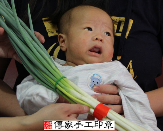 黃寶寶（哥哥）(新北永和區到府嬰兒寶寶滿月剃頭理髮、免費到府嬰兒剃胎毛儀式吉祥話)。到府剃頭剃胎毛主持、專業拍照、DVD光碟、證書。★購買「臍帶章、肚臍章、胎毛筆刷印章」贈送：剃頭、收涎、抓周，三選一。2014.09.08 照片9