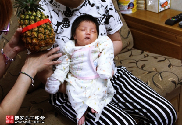 剃胎毛、滿月剃頭、嬰兒剃頭、嬰兒理髮、嬰兒剃髮、嬰兒剃胎毛、嬰兒滿月剃頭、寶寶剃頭、剃胎毛儀式、剃胎毛吉祥話、滿月剃頭儀式、滿月剃頭吉祥話、寶寶剃胎毛、寶寶滿月剃頭理髮、 新北永和區剃胎毛、新北永和區滿月剃頭、 新北永和區嬰兒剃頭剃胎毛、新北永和區嬰兒理髮、新北永和區嬰兒剃髮、小蘋果(新北永和區到府嬰兒寶寶滿月剃頭理髮、免費到府嬰兒剃胎毛儀式吉祥話)。到府剃頭剃胎毛主持、專業拍照、DVD光碟、證書。★購買「臍帶章、肚臍章、胎毛筆刷印章」贈送：剃頭、收涎、抓周，三選一。2016.05.19  照片14