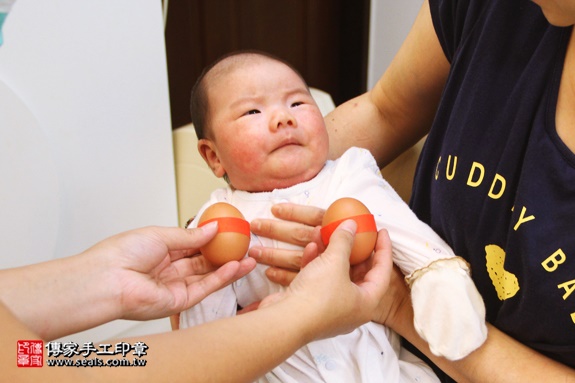 剃胎毛、滿月剃頭、嬰兒剃頭、嬰兒理髮、嬰兒剃髮、嬰兒剃胎毛、嬰兒滿月剃頭、寶寶剃頭、剃胎毛儀式、剃胎毛吉祥話、滿月剃頭儀式、滿月剃頭吉祥話、寶寶剃胎毛、寶寶滿月剃頭理髮、 新北汐止區剃胎毛、新北汐止區滿月剃頭、 新北汐止區嬰兒剃頭剃胎毛、新北汐止區嬰兒理髮、新北汐止區嬰兒剃髮、小圓寶(新北汐止區到府嬰兒寶寶滿月剃頭理髮、免費到府嬰兒剃胎毛儀式吉祥話)。到府剃頭剃胎毛主持、專業拍照、DVD光碟、證書。★購買「臍帶章、肚臍章、胎毛筆刷印章」贈送：剃頭、收涎、抓周，三選一。2016.10.31  照片3