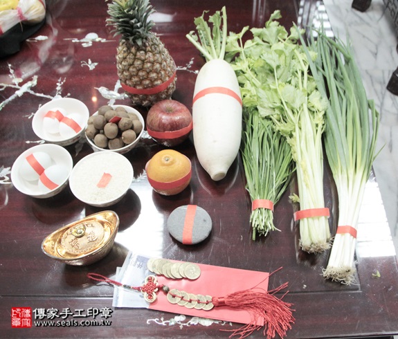 剃胎毛、滿月剃頭、嬰兒剃頭、嬰兒理髮、嬰兒剃髮、嬰兒剃胎毛、嬰兒滿月剃頭、寶寶剃頭、剃胎毛儀式、剃胎毛吉祥話、滿月剃頭儀式、滿月剃頭吉祥話、寶寶剃胎毛、寶寶滿月剃頭理髮、 新北汐止區剃胎毛、新北汐止區滿月剃頭、 新北汐止區嬰兒剃頭剃胎毛、新北汐止區嬰兒理髮、新北汐止區嬰兒剃髮、鄭寶寶(新北汐止區到府嬰兒寶寶滿月剃頭理髮、免費到府嬰兒剃胎毛儀式吉祥話)。到府剃頭剃胎毛主持、專業拍照、DVD光碟、證書。★購買「臍帶章、肚臍章、胎毛筆刷印章」贈送：剃頭、收涎、抓周，三選一。2016.01.12 照片1