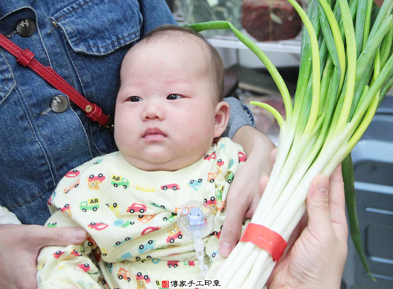 葉寶寶(新北永和區嬰兒寶寶滿月剃頭理髮、免費嬰兒剃胎毛儀式吉祥話)。中國風會場，爸媽寶貝免費穿「日中韓」古裝禮服。專業拍照、DVD光碟、證書。★購買「臍帶章、肚臍章、胎毛筆刷印章」贈送：剃頭、收涎、抓周，三選一。 2015.05.06 照片11