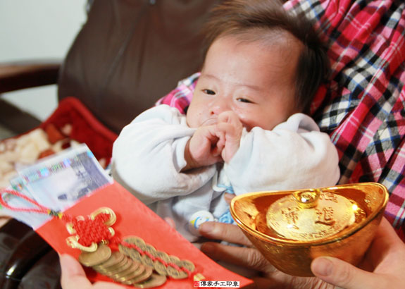 洪寶寶(新北永和區到府嬰兒寶寶滿月剃頭理髮、免費到府嬰兒剃胎毛儀式吉祥話)。到府剃頭剃胎毛主持、專業拍照、DVD光碟、證書。★購買「臍帶章、肚臍章、胎毛筆刷印章」贈送：剃頭、收涎、抓周，三選一。2015.04.08 照片11