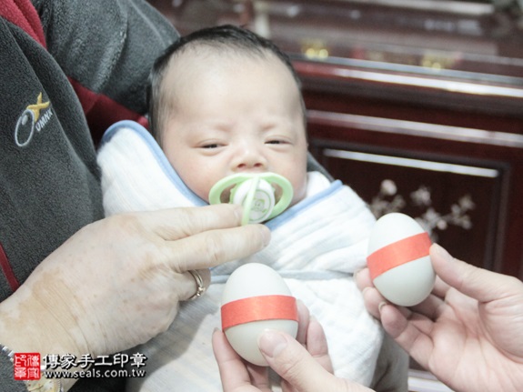 剃胎毛、滿月剃頭、嬰兒剃頭、嬰兒理髮、嬰兒剃髮、嬰兒剃胎毛、嬰兒滿月剃頭、寶寶剃頭、剃胎毛儀式、剃胎毛吉祥話、滿月剃頭儀式、滿月剃頭吉祥話、寶寶剃胎毛、寶寶滿月剃頭理髮、 新北汐止區剃胎毛、新北汐止區滿月剃頭、 新北汐止區嬰兒剃頭剃胎毛、新北汐止區嬰兒理髮、新北汐止區嬰兒剃髮、鄭寶寶(新北汐止區到府嬰兒寶寶滿月剃頭理髮、免費到府嬰兒剃胎毛儀式吉祥話)。到府剃頭剃胎毛主持、專業拍照、DVD光碟、證書。★購買「臍帶章、肚臍章、胎毛筆刷印章」贈送：剃頭、收涎、抓周，三選一。2016.01.12 照片2