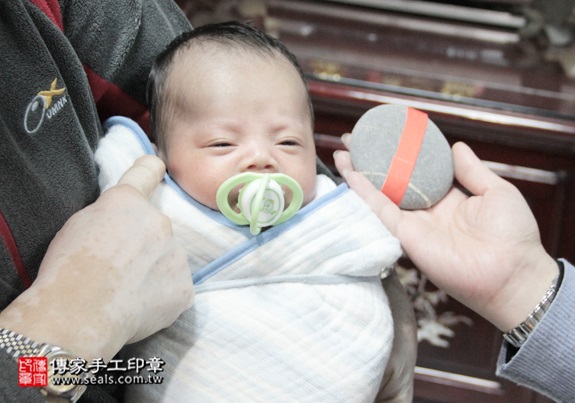 剃胎毛、滿月剃頭、嬰兒剃頭、嬰兒理髮、嬰兒剃髮、嬰兒剃胎毛、嬰兒滿月剃頭、寶寶剃頭、剃胎毛儀式、剃胎毛吉祥話、滿月剃頭儀式、滿月剃頭吉祥話、寶寶剃胎毛、寶寶滿月剃頭理髮、 新北汐止區剃胎毛、新北汐止區滿月剃頭、 新北汐止區嬰兒剃頭剃胎毛、新北汐止區嬰兒理髮、新北汐止區嬰兒剃髮、鄭寶寶(新北汐止區到府嬰兒寶寶滿月剃頭理髮、免費到府嬰兒剃胎毛儀式吉祥話)。到府剃頭剃胎毛主持、專業拍照、DVD光碟、證書。★購買「臍帶章、肚臍章、胎毛筆刷印章」贈送：剃頭、收涎、抓周，三選一。2016.01.12 照片3